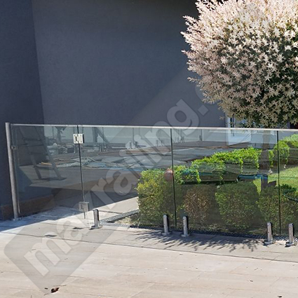 Стъклена преграда около басейн